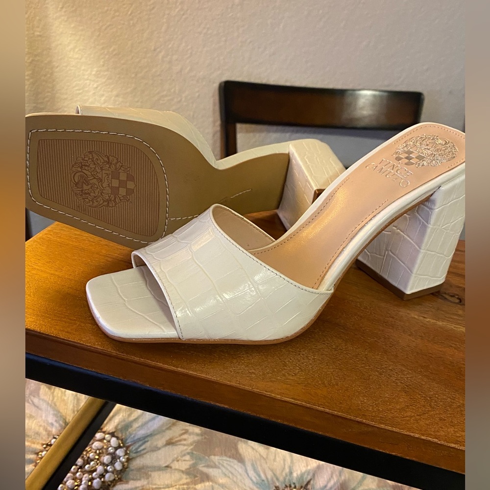 Vince Camuto white shoes. New without tag. - Picture 3 of 5